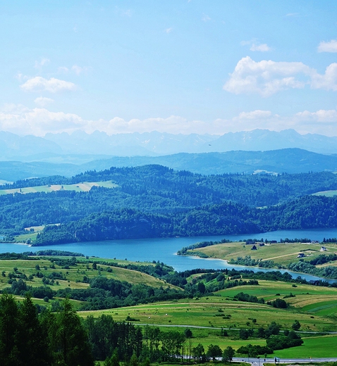 Zalew Czorsztyski w tle Tatry